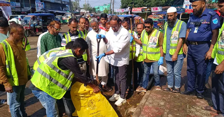 র্জ্য অপসারণে মাঠে প্রতিমন্ত্রী টুকু